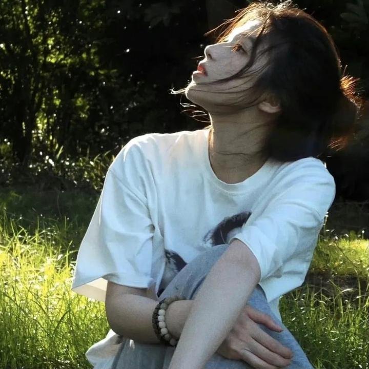 一位站立的人